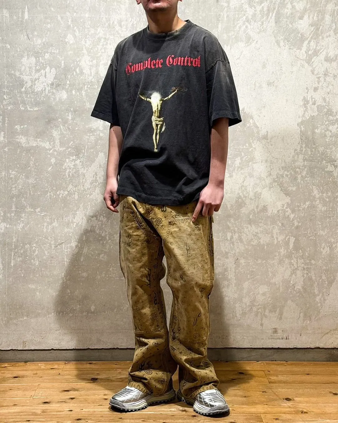 SAINT Mxxxxxx × Kosuke Kawamura KK_SS TEE/COMPLETE CONTRL/BLK KK joint model Jesus AK submachine gun cross printed TEE Washed black S-XL KK joint model's creative Jesus cross has never disappointed. Faded and washed with sulfur dye to make it distressed. Hole treatment. Printing is repeatedly revised and sketched. Extremely restored ZP. Cylindrical side seam high weight fabric. Stiff and comfortable. Correct accessories. Customized co-branded wash mark/little angel mark, top purchasing agent level